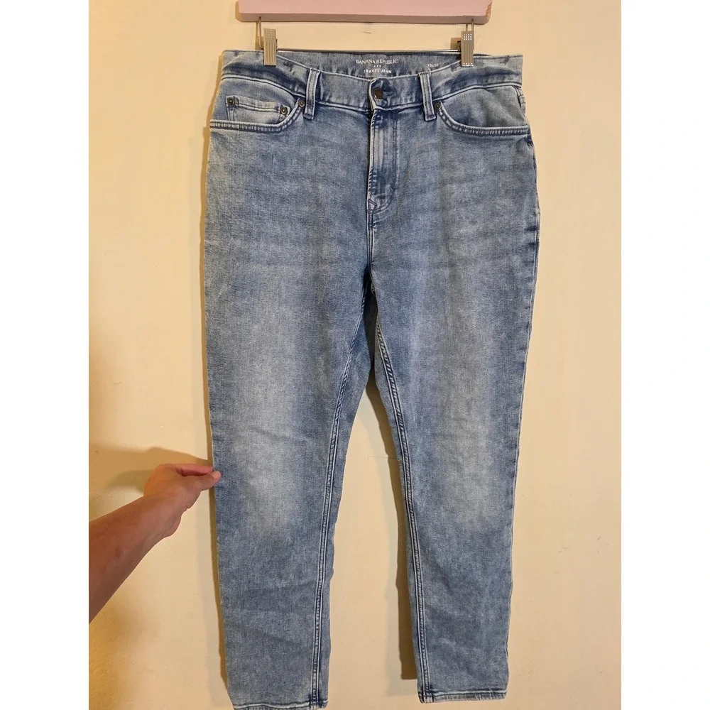 Banana Republic Mens Travel Jean Athletic Fit Light Stone Wash 33x30 411326-00